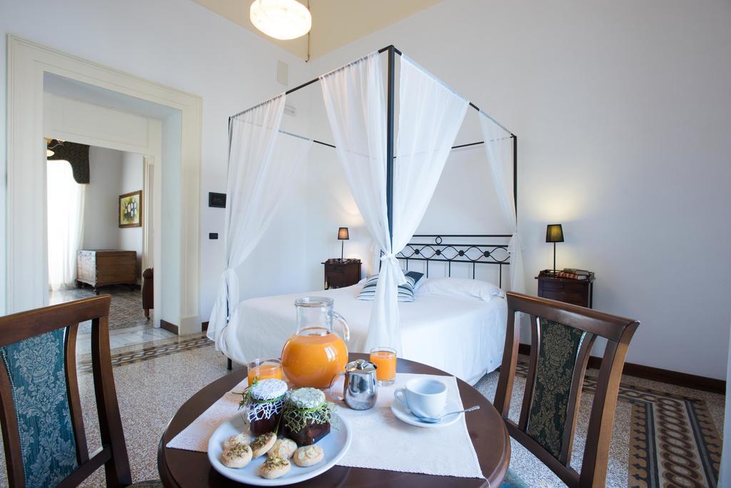 Bed and Breakfast Palazzo Scarciglia - Dimora D'Epoca Минервино-ди-Лечче Экстерьер фото